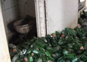 Des milliers de bouteilles de bière jonchent le sol d'un appartement à Plœuc-sur-Lié (Côtes-d’Armor)
