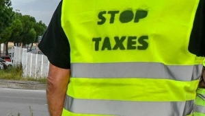 Gilet jaune arborant un slogan "Stop taxes" - Source : lindependant.fr