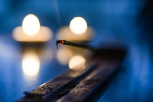 L'encens et les bougies, sources de pollution de l'air intérieur